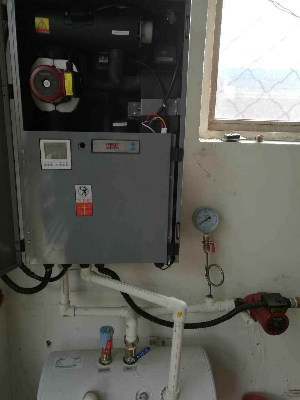 Precauzioni per l'installazione della pompa dell'acqua in un sistema a pompa di calore
    